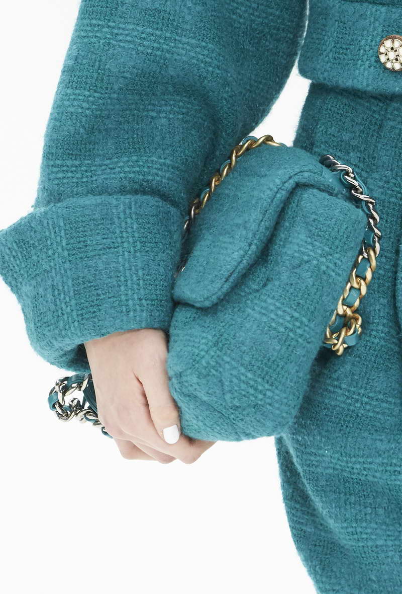 CHANEL 19 bag