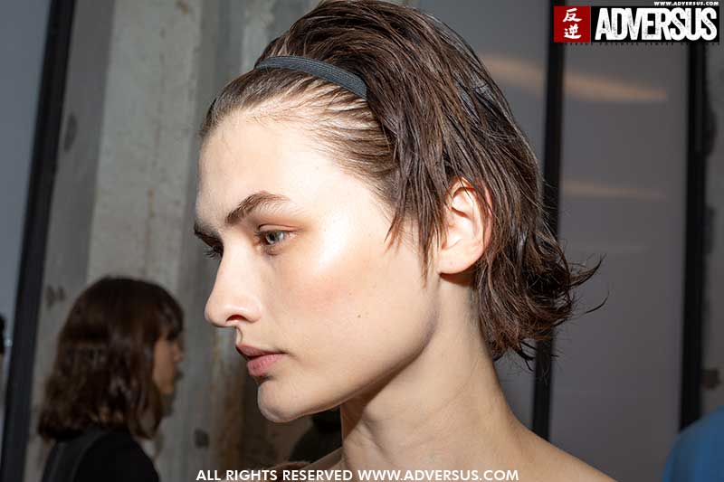 Hair trends SS 2020. Wet looks with a dry texture! Fashion Show: N21 SS 2020. Hair: Holli Smith for Toni&Guy. Foto: Charlotte Mesman