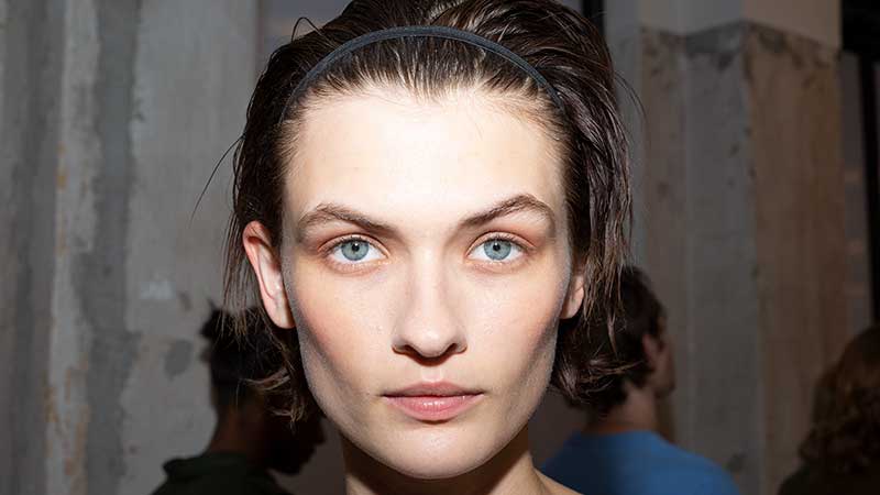 Hair trends SS 2020. Wet looks with a dry texture! Fashion Show: N21 SS 2020. Hair: Holli Smith for Toni&Guy. Foto: Charlotte Mesman