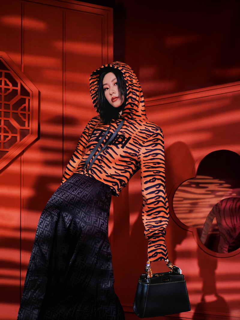 Phong cách nữ từ bộ sưu tập trang phục mừng Tết 2022 của Fendi