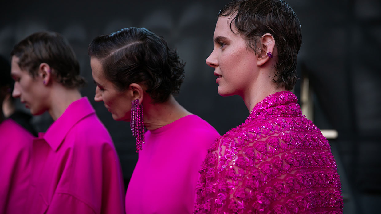 The hair look at the Valentino winter 2022 2023 fashion show is cool (and wet!) - Photo: Valentino