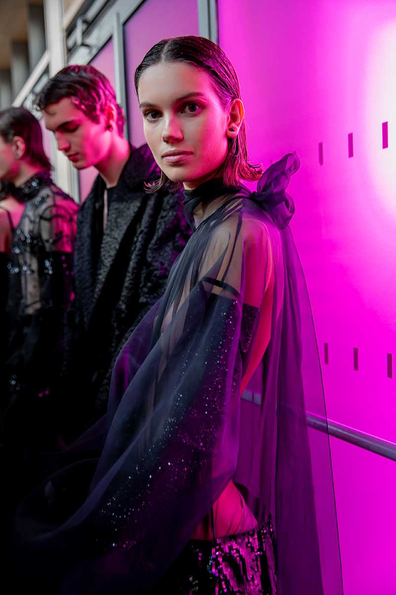 The hair look at the Valentino winter 2022 2023 fashion show is cool (and wet!) - Photo: Valentino