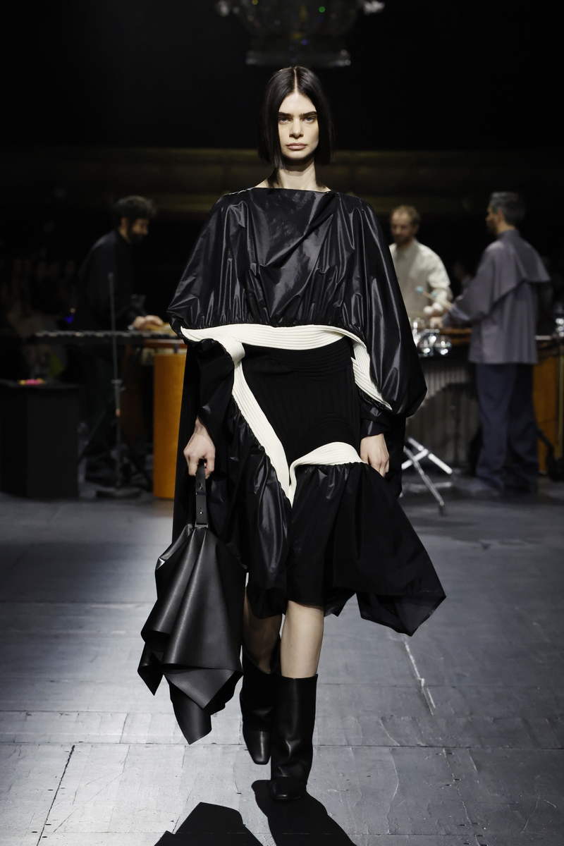 Issey Miyake Autumn Winter 2023 ⁄ 24 Collection: The Square And Beyond - Photo courtesy of Issey Miyake