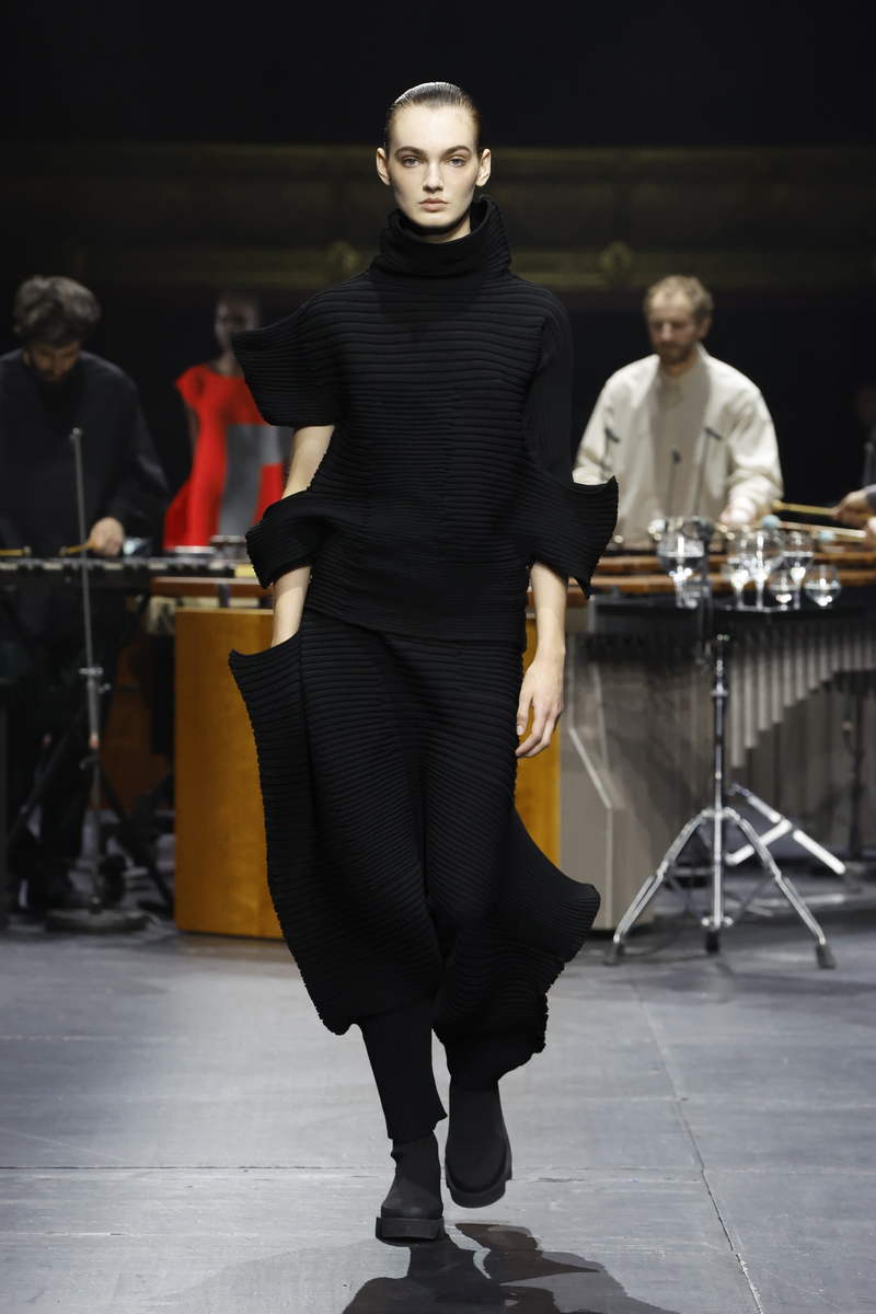 Issey Miyake Autumn Winter 2023 ⁄ 24 Collection: The Square And Beyond - Photo courtesy of Issey Miyake