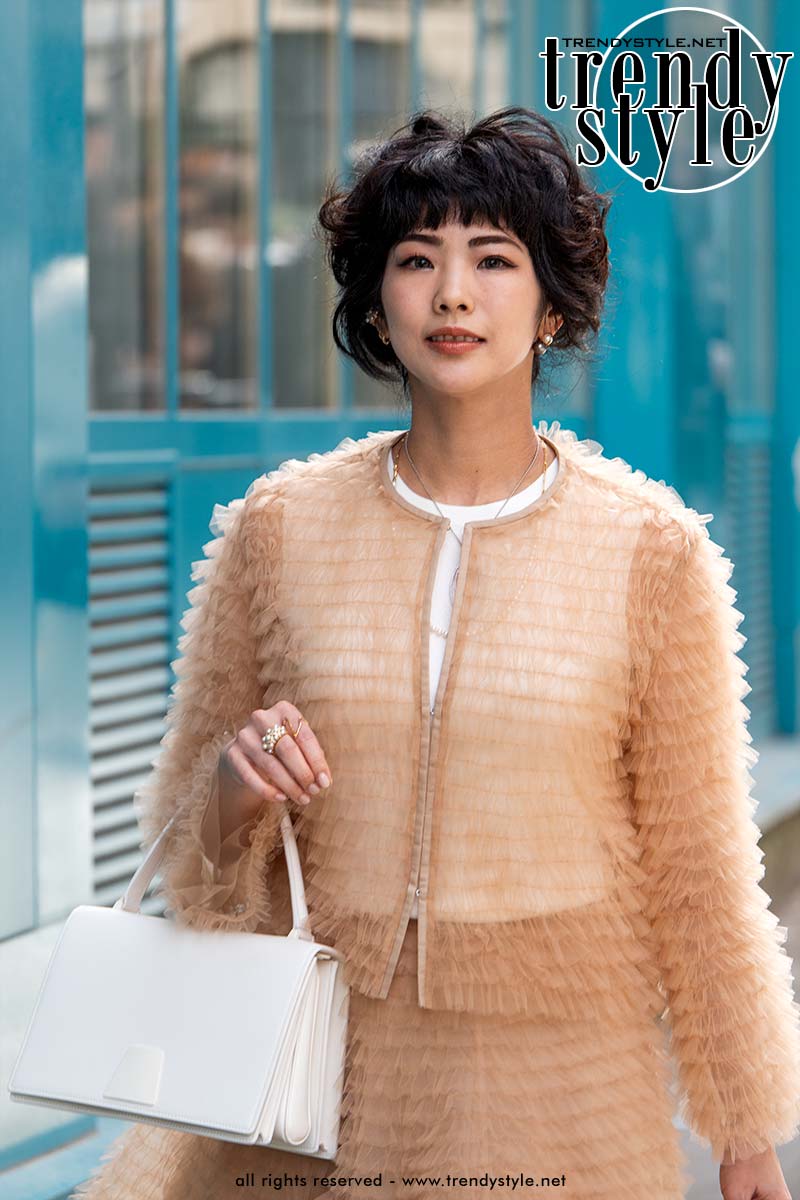 White bags: the cult accessory for summer 2025. Photo Charlotte Mesman