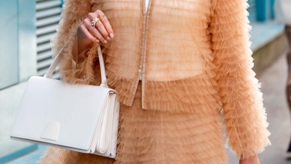 White bags: the cult accessory for summer 2025. Photo Charlotte Mesman