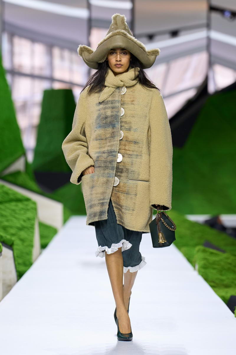 LOUIS VUITTON WOMEN’S FALL WINTER 2026 SHOW COLLECTION  © Louis Vuitton – All rights reserved