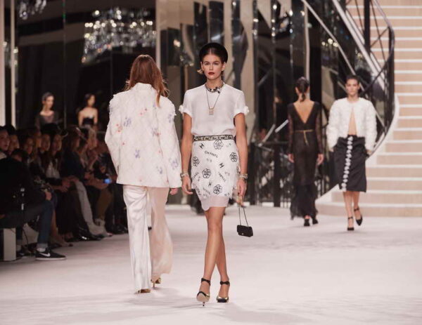 CHANEL "Paris - 31 rue Cambon" 2019/20 Métiers d'art show