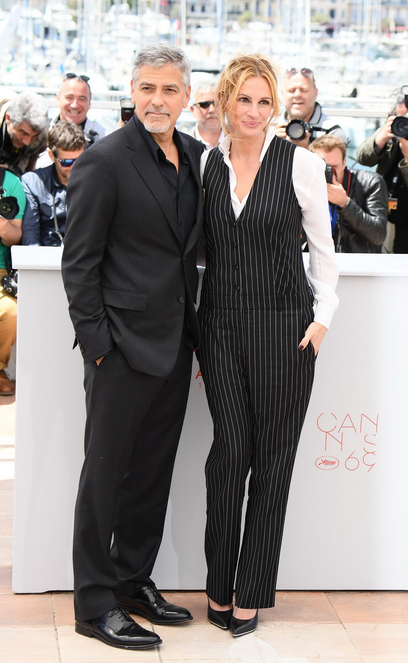 CANNES, FRANCE - MAY 12:  George Clooney and Julia Roberts attends the "Money Monster" Photocall at the annual 69th Cannes Film Festival at Palais des Festivals on May 12, 2016 in Cannes, France.  (Photo by George Pimentel/WireImage)