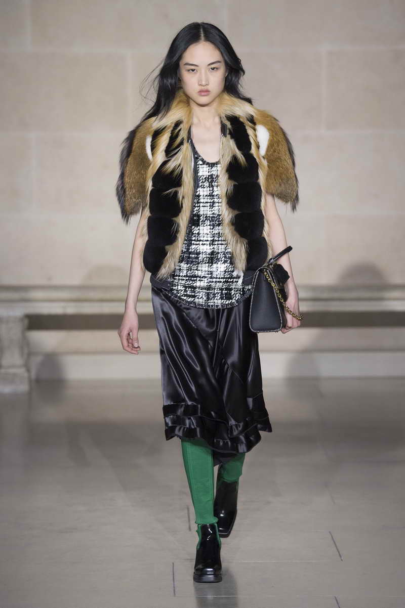 Louis Vuitton Takes Over The Lourve For Fall Winter '21