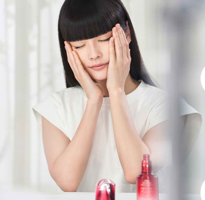 Japan multi-talented model and daughter of celebrated sumo rikishi Mitsugu Akimoto, Kozue Akimoto has been announced by SHISEIDO as its newest Global Spokesmodel