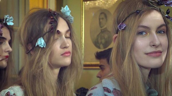 A golden glitter makeup for Luisa Beccaria, with Cynthia Rivas MAC Makeup Artist