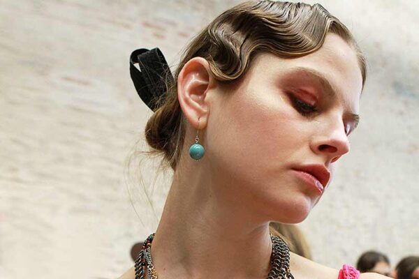 Finger waves with a modern twist, Les Copains SS2018, hair: Peter Gray, ph. Mauro Pilotto