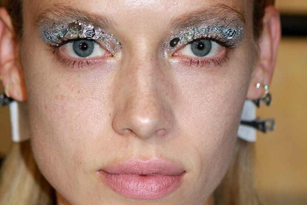 Glitter eye make-up at the Francesco Scognamiglio SS 2018 Fashion Show, make-up: Jessica Nedza, ph. Mauro Pilotto
