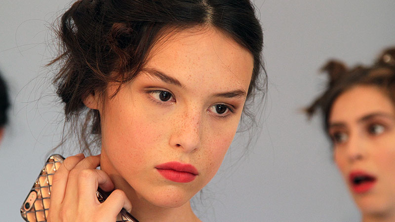 A romantic makeup look with MAC Makeup Artist Cynthia Rivas for Luisa Beccaria Summer 2019