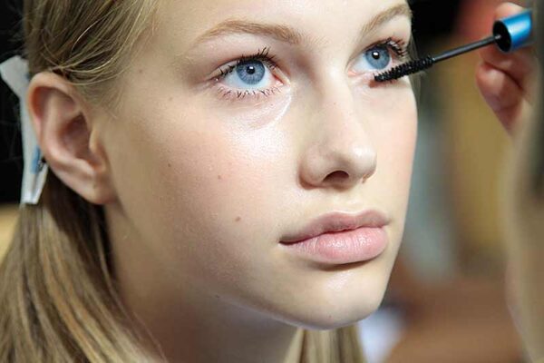Makeup trends 2018. Glowy skin, beautiful curly lashes and natural eyebrows. Photo Charlotte Mesman Backstage aquilano.rimondi Summer 2018 Milan Fashion Week