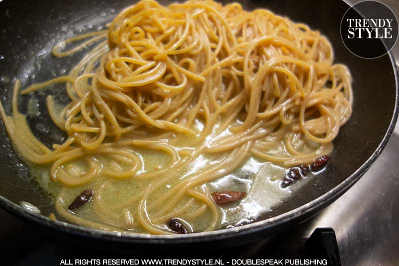 Spaghetti aglio olio e peperoncino, the Italian recipe