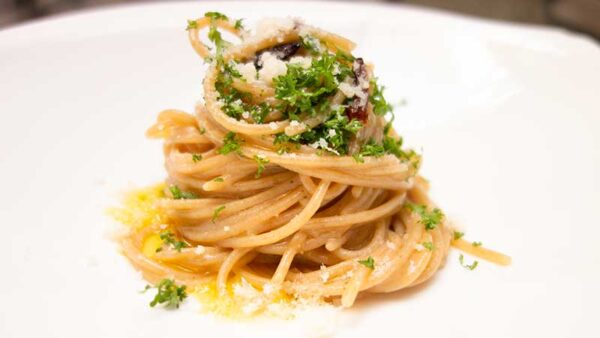 Spaghetti aglio olio e peperoncino, the Italian recipe