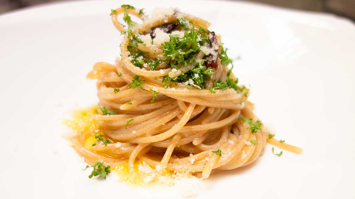 Spaghetti aglio olio e peperoncino, the Italian recipe