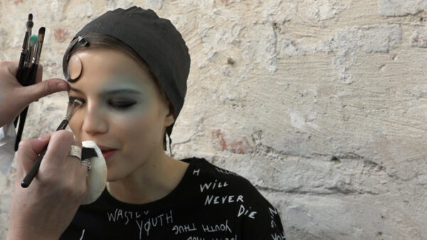 A blue smokey eye. Yes only one! Ask Tom Pecheux... :-)